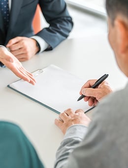 保険を紹介している様子