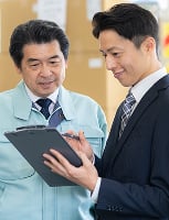 パートナーとして相談に乗る様子